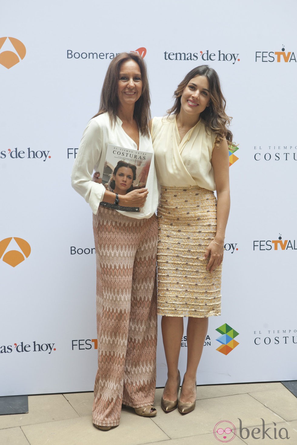 María Dueñas y Adriana Ugarte en la presentación de 'El Tiempo entre Costuras' en el FesTVal de Vitoria 2013