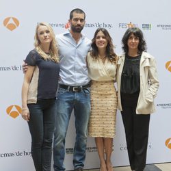 El reparto de 'El Tiempo entre Costuras' en su presentación en el FesTVal de Vitoria 2013