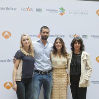 El reparto de 'El Tiempo entre Costuras' en su presentación en el FesTVal de Vitoria 2013