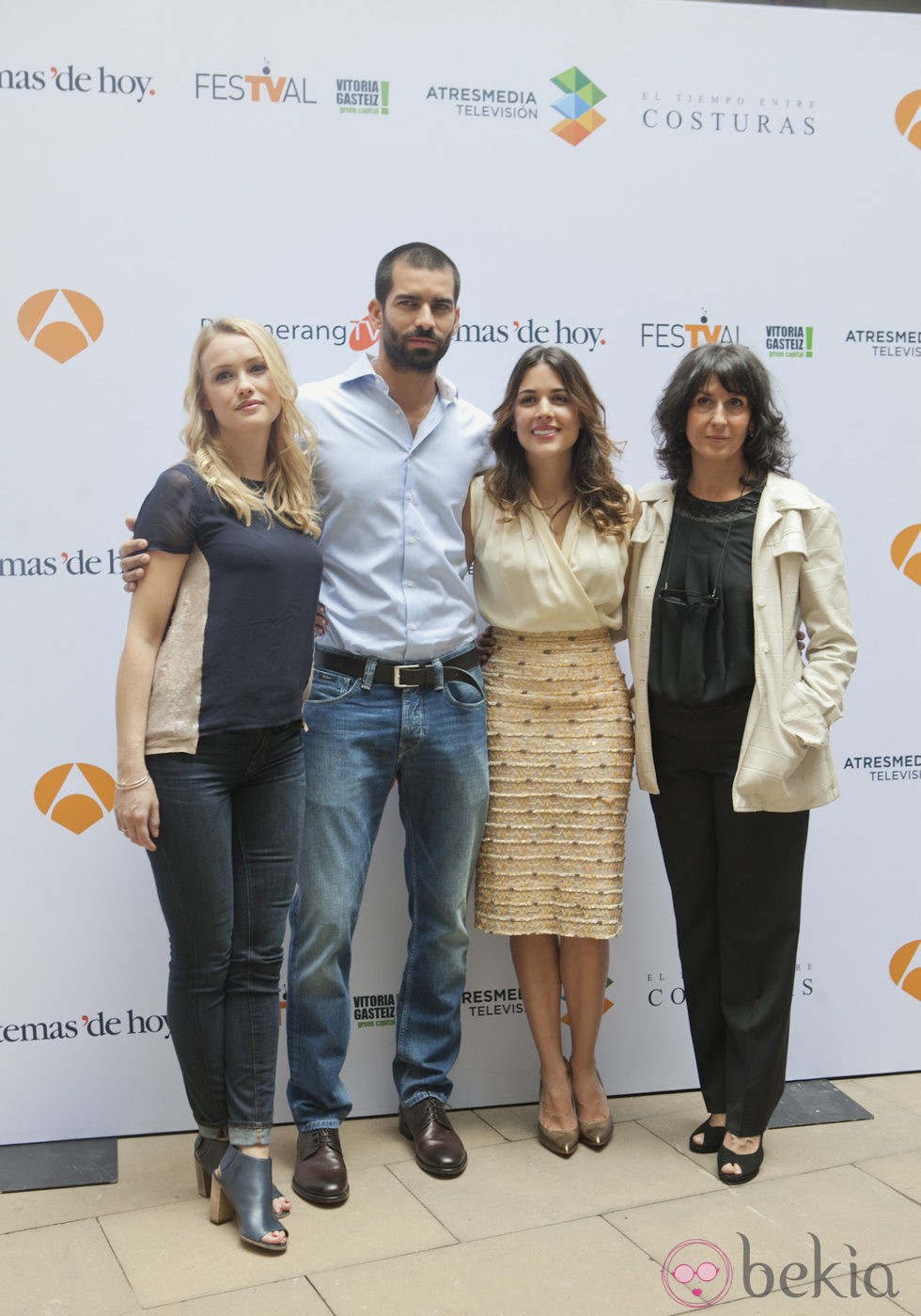 El reparto de 'El Tiempo entre Costuras' en su presentación en el FesTVal de Vitoria 2013