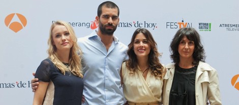 El reparto de 'El Tiempo entre Costuras' en su presentación en el FesTVal de Vitoria 2013