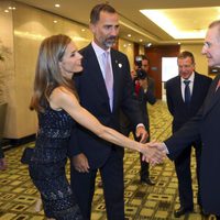 Los Príncipes Felipe y Letizia saludan Jacques Rogge en la gala inaugural del 125 congreso del COI en Buenos Aires