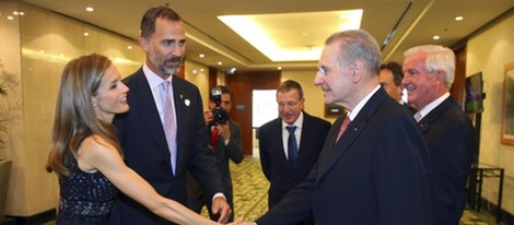 Los Príncipes Felipe y Letizia saludan Jacques Rogge en la gala inaugural del 125 congreso del COI en Buenos Aires