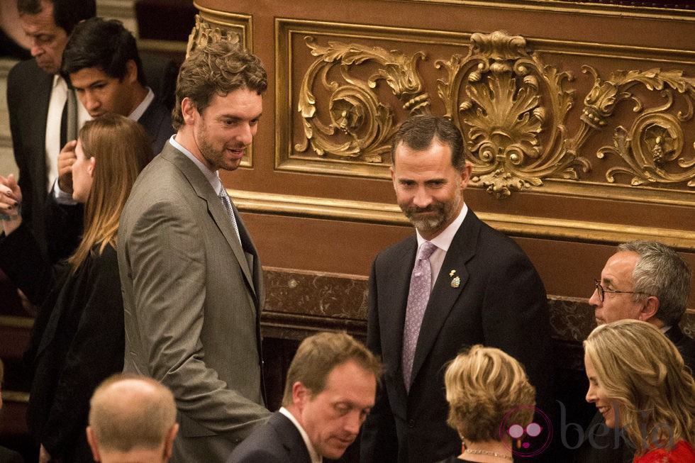 El Príncipe Felipe y Pau Gasol en la gala inaugural del 125 congreso del COI en Buenos Aires