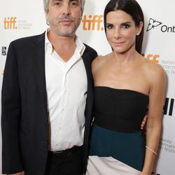 Alfonso Cuarón y Sandra Bullock en el estreno de 'Gravity' en el Festival Internacional de Cine de Toronto 2013