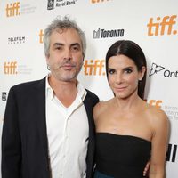 Alfonso Cuarón y Sandra Bullock en el estreno de 'Gravity' en el Festival Internacional de Cine de Toronto 2013