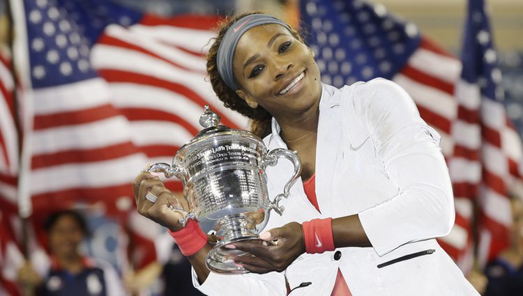 Serena Williams con el trofeo del US Open de tenis femenino