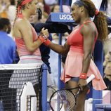 Serena Williams y Victoria Azarenka saludándose antes del partido