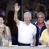 El expresidente Bill Clinto saludando desde las gradas del US Open de tenis femenino