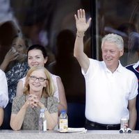 El expresidente Bill Clinto saludando desde las gradas del US Open de tenis femenino