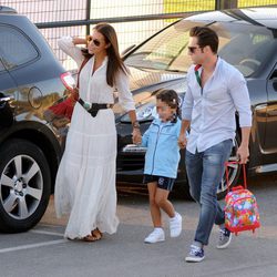 David Bustamante y Paula Echevarría con su hija Daniella en el colegio