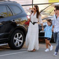 David Bustamante y Paula Echevarría con su hija Daniella en el colegio