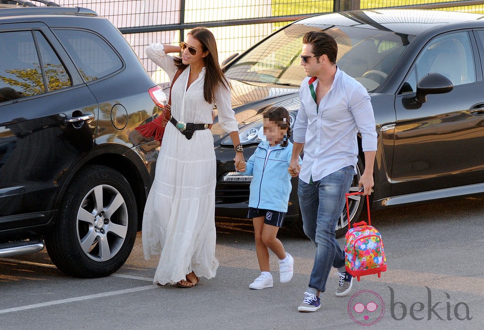 David Bustamante y Paula Echevarría con su hija Daniella en el colegio