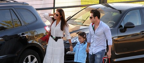 David Bustamante y Paula Echevarría con su hija Daniella en el colegio