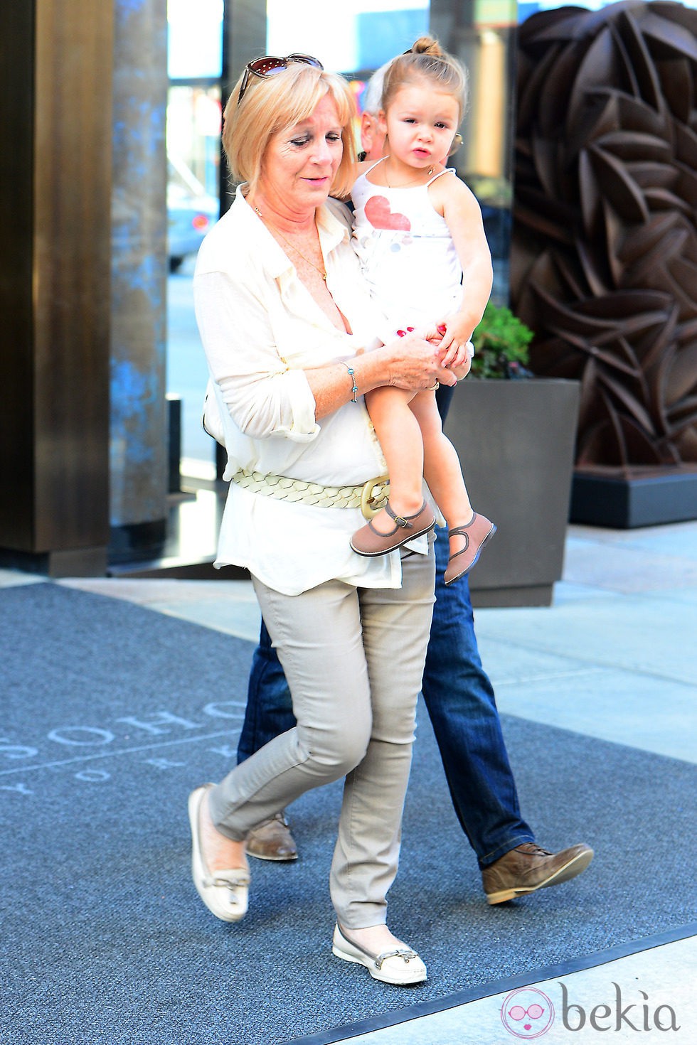 Harper Seven con su abuela Jackie Adams en Nueva York