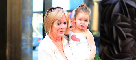 Harper Seven con su abuela Jackie Adams en Nueva York