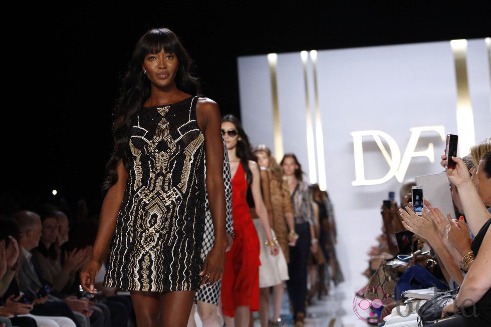 Naomi Campbell en el desfile primavera/verano 2014 de Diane von Furstenberg en la Semana de la Moda de Nueva York