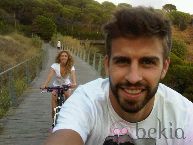 Gerard Piqué y Shakira echan una carrera en bici