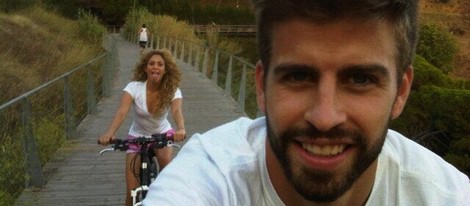 Gerard Piqué y Shakira echan una carrera en bici