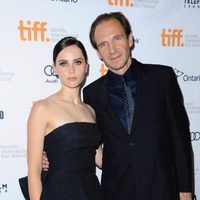 Felicity Jones y Ralph Fiennes en el estreno de 'The Invisible Woman' en el Festival Internacional de Cine de Toronto 2013