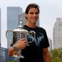 Rafa Nadal con la copa del US Open 2013 y los rascacielos de Nueva York