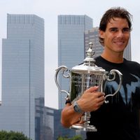 Rafa Nadal con la copa del US Open 2013 y los rascacielos de Nueva York