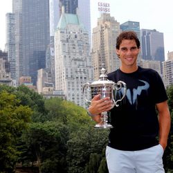 Rafa Nadal posa con la copa US Open 2013 en Central Park