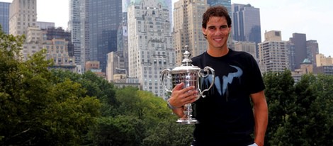 Rafa Nadal posa con la copa US Open 2013 en Central Park