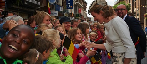 Matilde de Bélgica saluda a unos niños en Wavre