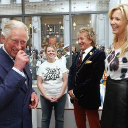 El Príncipe Carlos, Rod Stewart y Penny Lancaster en la inauguración de la tienda Tomorrow's Store