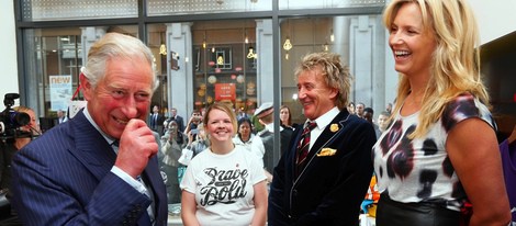 El Príncipe Carlos, Rod Stewart y Penny Lancaster en la inauguración de la tienda Tomorrow's Store