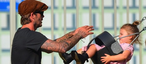 David Beckham columpia a su hija Harper Seven en un parque de Nueva York