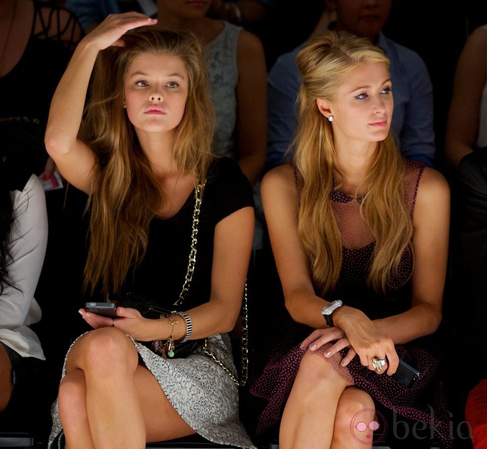 Nina Agdal y Paris hilton en el desfile primavera/verano 2014 de Betsey Johnson en la Semana de la Moda de Nueva York