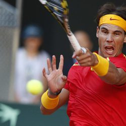 Rafal Nadal jugando la eliminatoria entre España y Ucrania en la Copa Davis 2013