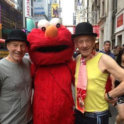 Patrick Stewart, Elmo e Ian McKellen en Nueva York