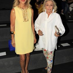 Carmen Lomana y Beatriz de Orleans en el desfile primavera/verano 2014 de Miguel Palacio en Madrid Fashion Week