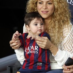 Shakira y Milan Piqué animando a Gerard Piqué en el Barcelona-Sevilla