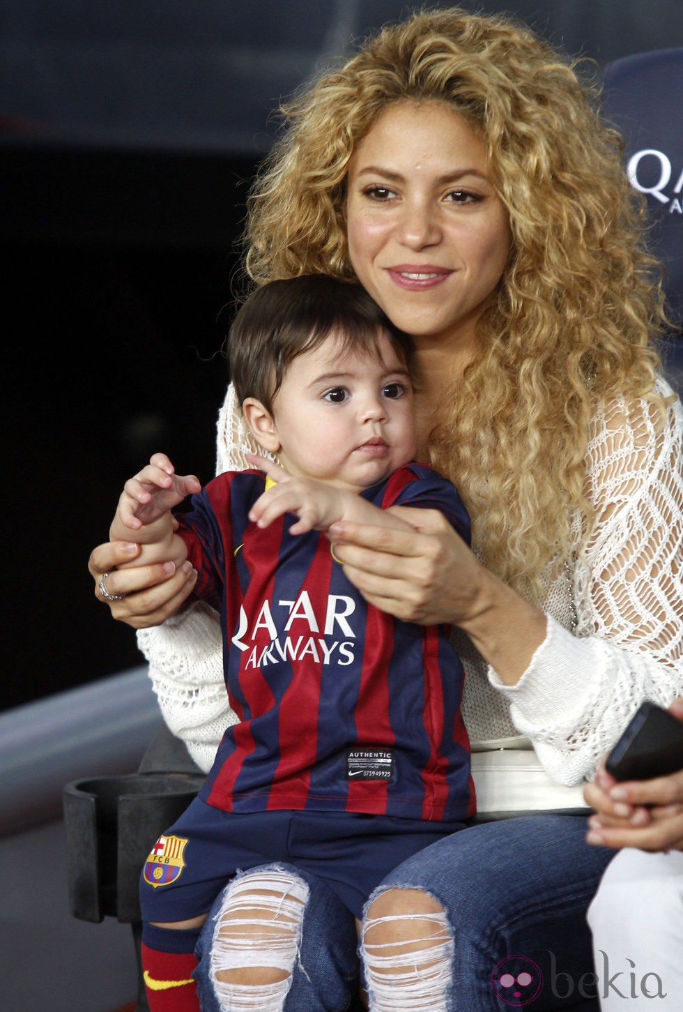 Shakira y Milan Piqué animando a Gerard Piqué en el Barcelona-Sevilla