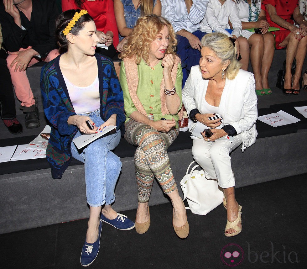 Brianda Fitz James y Beatriz de Orleans en el desfile primavera/verano 2014 de Francis Montesinos en Madrid Fashion Week