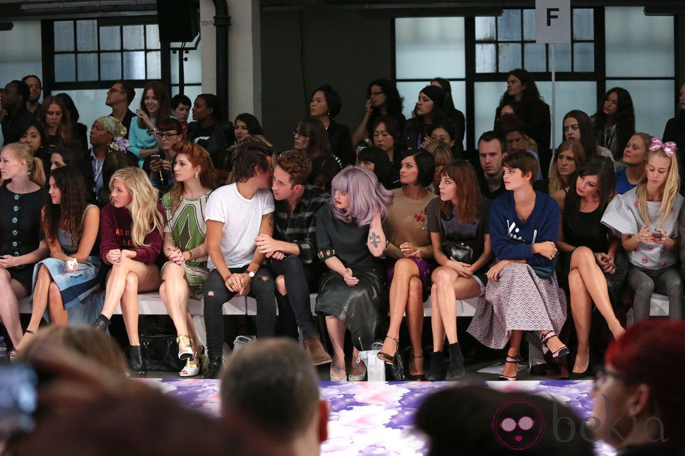 Ellie Goulding, Nicola Roberts, Harry Styles, Nick Grimshaw y Kelly Osbourne en el front row de House of Holland