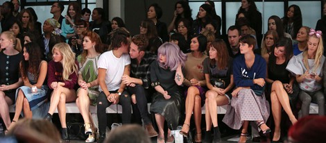 Ellie Goulding, Nicola Roberts, Harry Styles, Nick Grimshaw y Kelly Osbourne en el front row de House of Holland