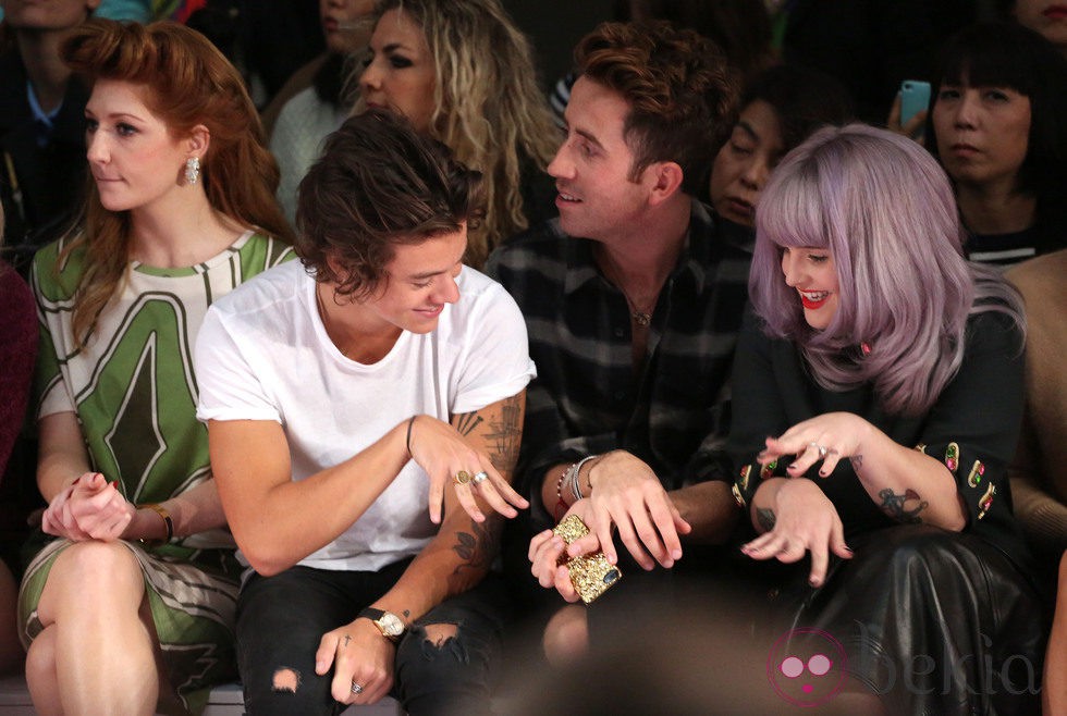 Harry Styles bromeando con Kelly Osbourne en la London Fashion Week 2013