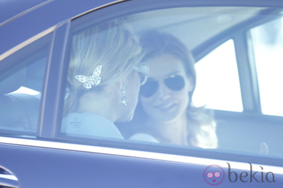 La Princesa Letizia y Máxima de Holanda charlan en un coche de camino a Zarzuela