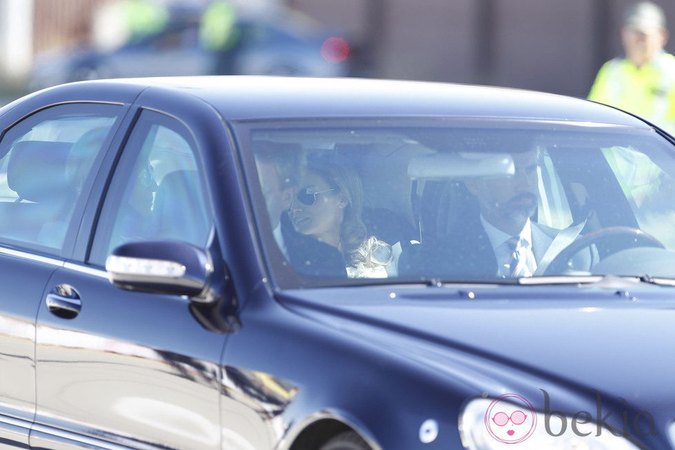 El Príncipe Felipe lleva en coche a la Princesa Letizia y a los Reyes de Holanda a Zarzuela