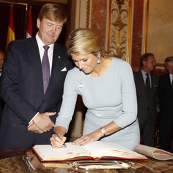 Guillermo Alejandro y Máxima de Holanda firman en el Congreso de los Diputados