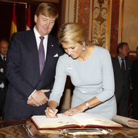 Guillermo Alejandro y Máxima de Holanda firman en el Congreso de los Diputados