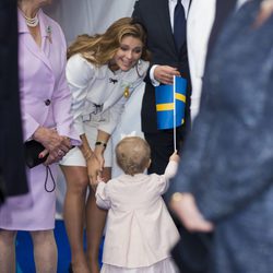 Magdalena de Suecia y Chris O'Neill, atentos a la Princesa Estela en el Jubileo del Rey de Suecia