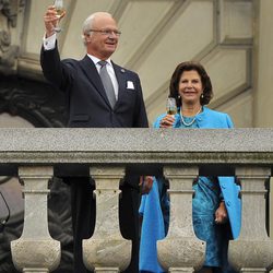 Los Reyes de Suecia brindan por el Jubileo del Rey Carlos Gustavo de Suecia