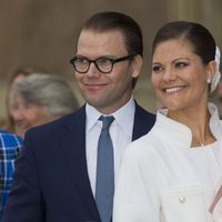 Victoria y Daniel de Suecia con la Princesa Estela en el Jubileo del Rey Carlos Gustavo de Suecia