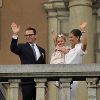 Victoria y Daniel de Suecia y la Princesa Estela saludan en el Jubileo del Rey Carlos Gustavo de Suecia